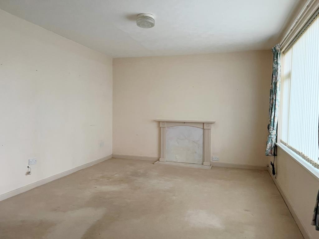 Lot: 3 - SEMI-DETACHED BUNGALOW FOR UPDATING -